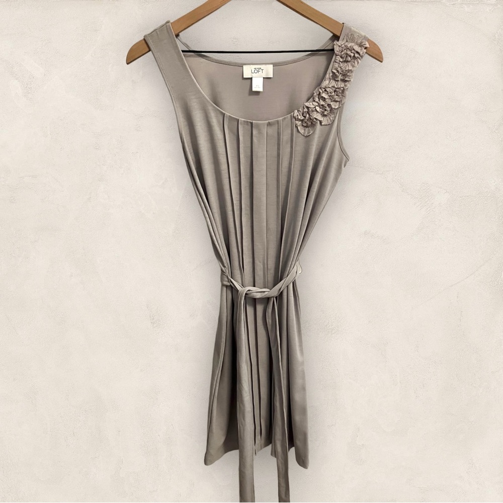 LOFT XS Gray Floral detail dress EUC